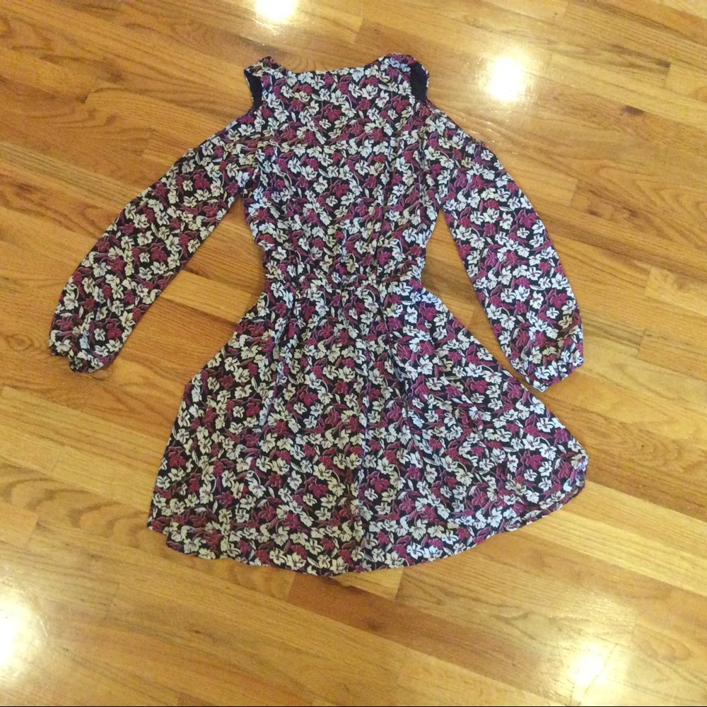 ❤️3/$15❤️ Banana Republic Cold Shoulder Dress - Picture 2 of 14